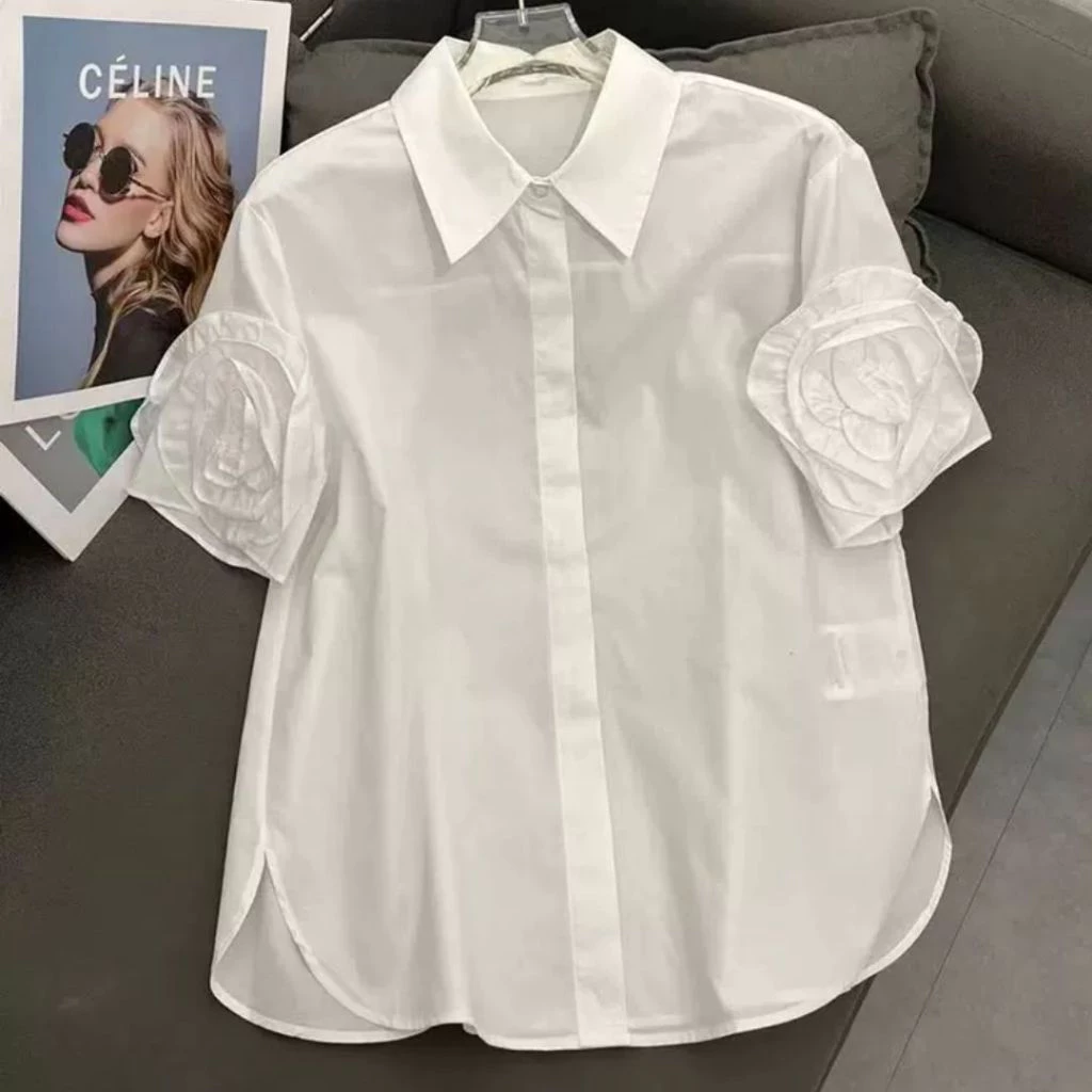 Áo sơ mi ngắn tay mềm mịn họa tiết hoa hồng trắng: Khi vẻ thanh lịch gặp bất ngờ trong việc bảo quản và phối đồ.