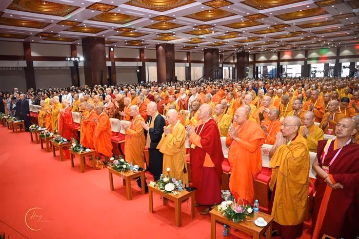 Buổi thuyết giảng của T&ocirc;n sư Thamthog Rinpoche tại Việt Nam năm 2025, thu h&uacute;t đ&ocirc;ng đảo Phật tử tham dự.