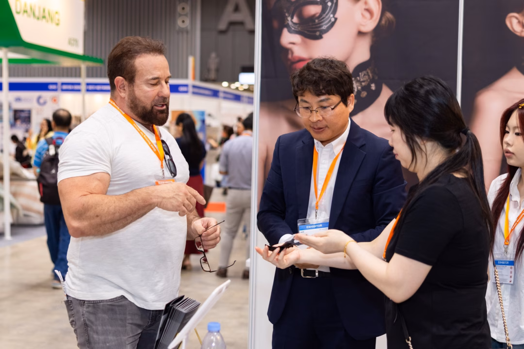 C&aacute;c nh&agrave; mua h&agrave;ng quốc tế khảo s&aacute;t sản phẩm điện tử v&agrave; gia dụng tại triển l&atilde;m