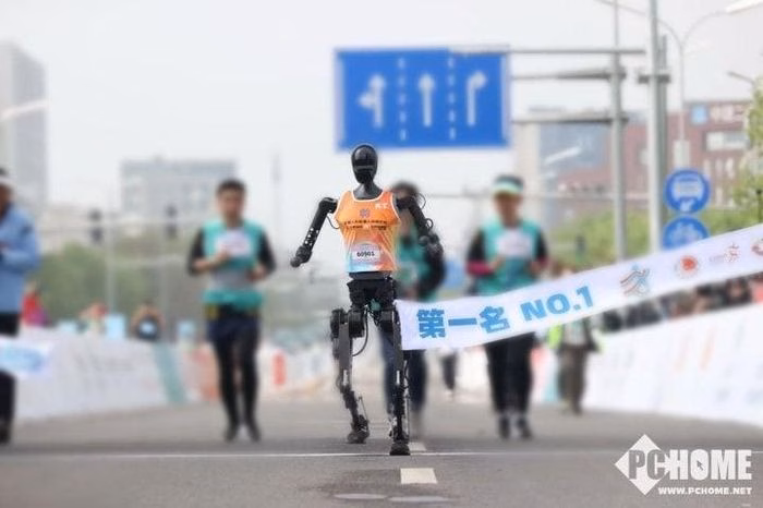 Các robot hình người đang vận hành trên đường đua thử thách, đối mặt với điều kiện địa hình khó khăn.