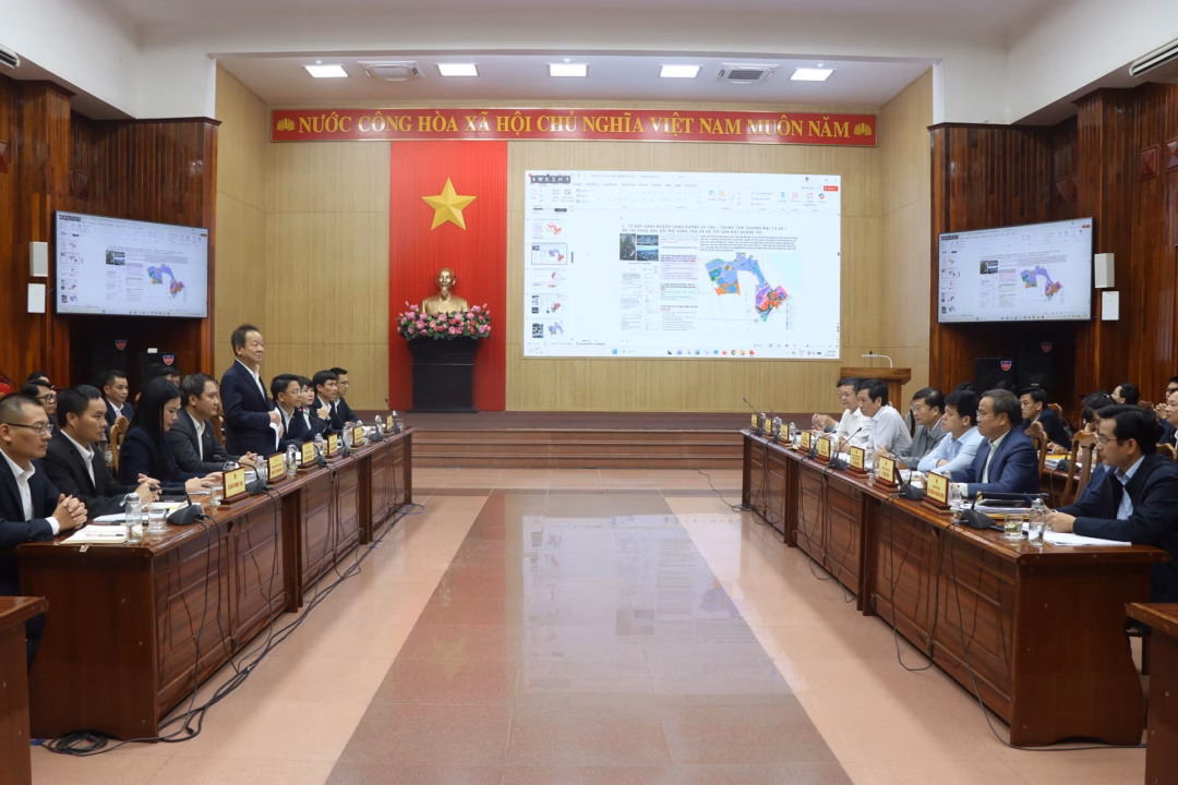 Cảnh quan buổi họp giữa đại diện T&T Group v&agrave; l&atilde;nh đạo tỉnh Quảng Trị để b&agrave;n bạc về triển khai c&aacute;c dự &aacute;n lớn.