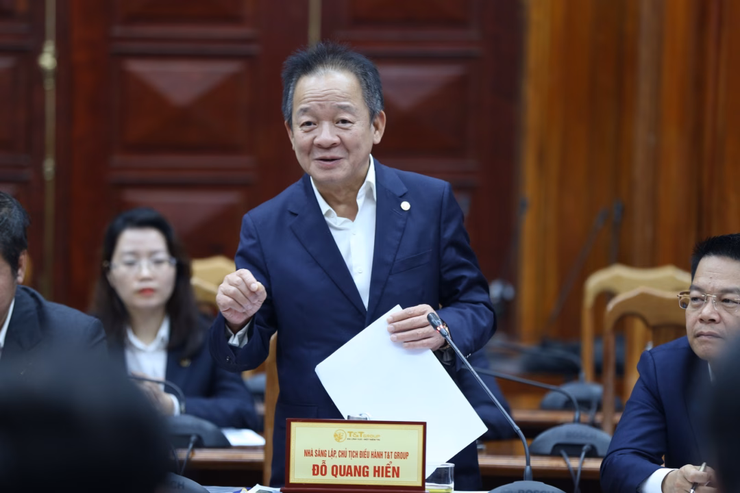Chủ tịch Điều h&agrave;nh T&T Group Đỗ Quang Hiển đang đưa ra cam kết về tiến độ v&agrave; chất lượng dự &aacute;n tại buổi l&agrave;m việc.