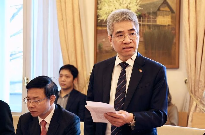 Đại sứ Nguyễn Đắc Thành báo cáo về công tác của Đại sứ quán tại Đức.