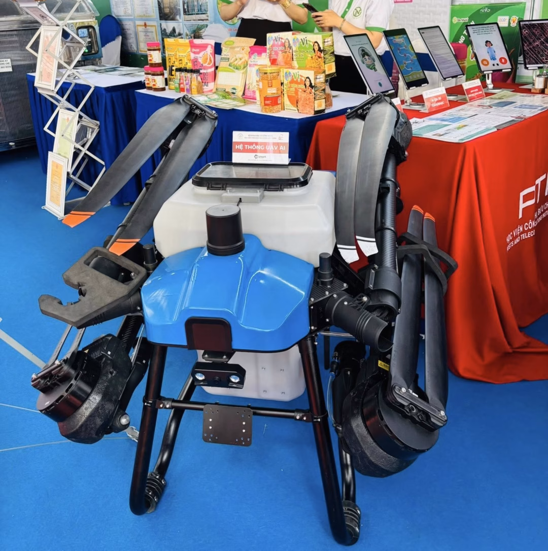 H&igrave;nh ảnh Drone (UAV) được trưng b&agrave;y tại gian h&agrave;ng của PTIT, minh họa cho chương tr&igrave;nh Kinh tế Tầm thấp trong hợp t&aacute;c với T&acirc;y Ninh.