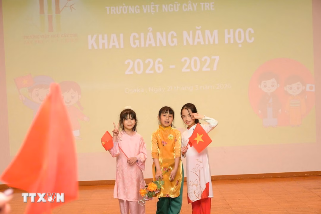 Học sinh Trường Việt ngữ C&acirc;y Tre biểu diễn tiết mục văn nghệ đậm đ&agrave; bản sắc Việt Nam trong lễ khai giảng.