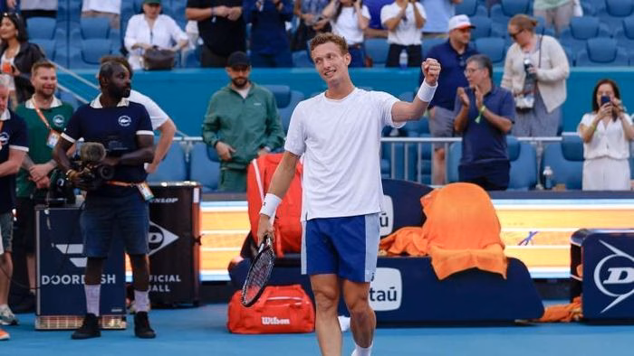 Jiri Lehecka ăn mừng chiến thắng kịch tính trước Martin Landaluce tại Miami Open 2026