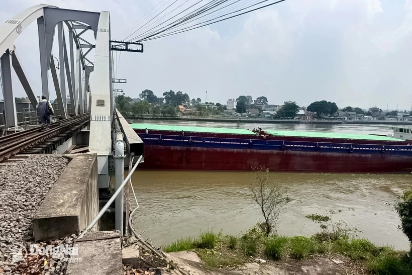 Khẩn Cấp: Đánh Giá Kết Cấu Cầu Ghềnh Sau Va Chạm Sà Lan Gây Tắc Nghẽn