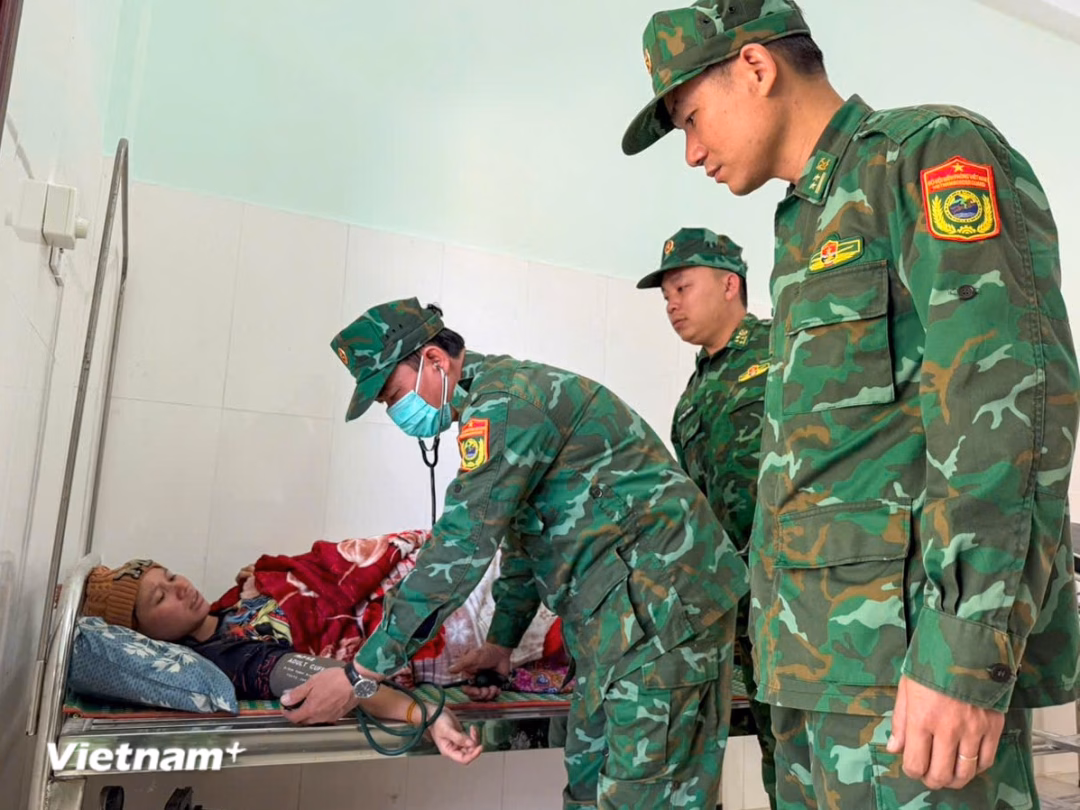 C&aacute;n bộ qu&acirc;n y kiểm tra sức khỏe sản phụ người L&agrave;o ngay sau khi tiếp cận hiện trường