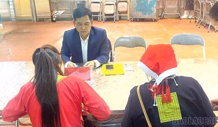 Luật gia Phan Văn Tiến đang trực tiếp tư vấn giải quyết c&aacute;c vướng mắc ph&aacute;p l&yacute; cho một c&ocirc;ng d&acirc;n.