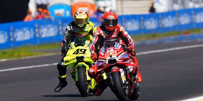 Marc Marquez (số 93) v&agrave; Fabio Di Giannantonio c&oacute; m&agrave;n so k&egrave; hấp dẫn trong cuộc đua Sprint MotoGP tại Brazil.