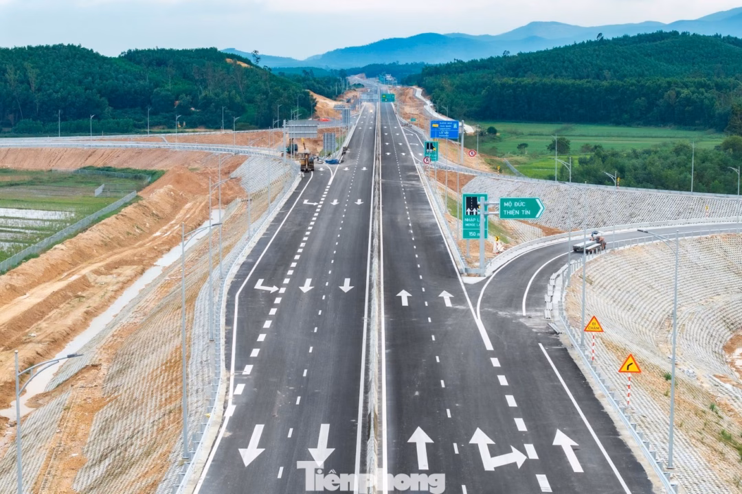 Một đoạn của cao tốc Quảng Ngãi - Hoài Nhơn. Một đoạn của cao tốc Quảng Ngãi - Hoài Nhơn.