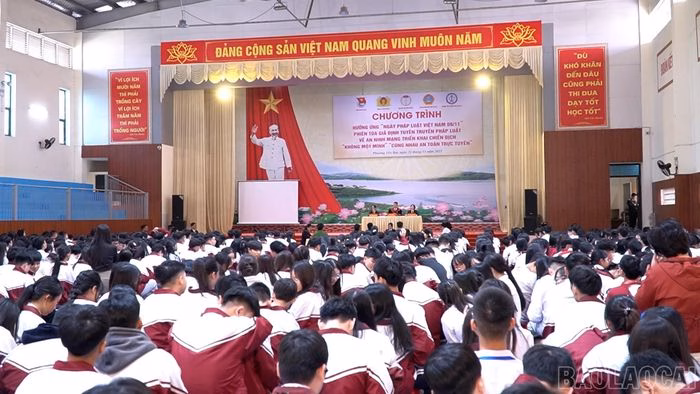 Phi&ecirc;n t&ograve;a giả định về tội phạm mạng thu h&uacute;t sự ch&uacute; &yacute; của học sinh.