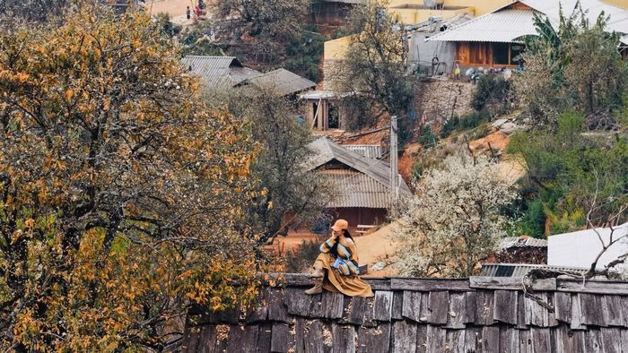 Sắc trắng tinh kh&ocirc;i của hoa sơn tra phủ k&iacute;n sườn đồi Nậm Nghiệp v&agrave;o m&ugrave;a xu&acirc;n.