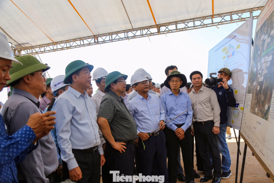 Thủ tướng kiểm tra hiện trường dự &aacute;n đường băng tại s&acirc;n bay Ph&ugrave; C&aacute;t.