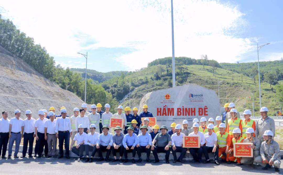 Thủ tướng Phạm Minh Chính cùng đoàn công tác chụp ảnh lưu niệm với cán bộ, kỹ sư, công nhân đang làm việc tại hầm Bình Đê. Thủ tướng Phạm Minh Chính cùng đoàn công tác chụp ảnh lưu niệm với cán bộ, kỹ sư, công nhân đang làm việc tại hầm Bình Đê.