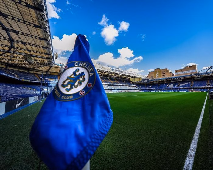 Trụ sở Stamford Bridge sau khi Chelsea nhận án phạt tài chính nặng nề từ Premier League.
