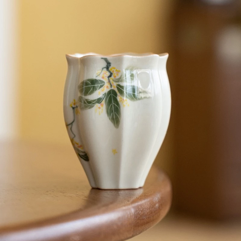 Màu men Underglaze trong cốc trà kiểu Trung Quốc khiến hương thơm osmanthus bỗng sâu hơn sau mỗi lần dùng