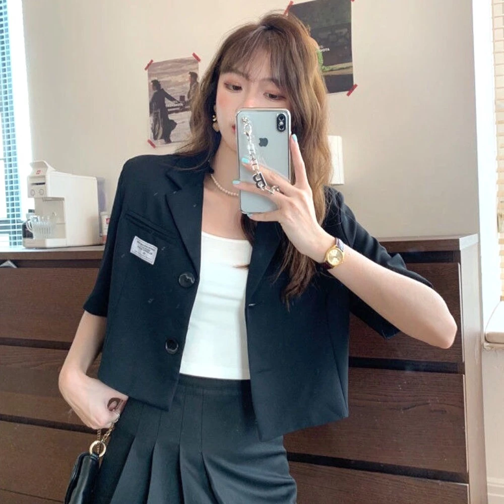 Áo vest croptop ngắn tay mỏng: Khi vẻ thanh lịch lại kéo dài cảm giác nóng bức