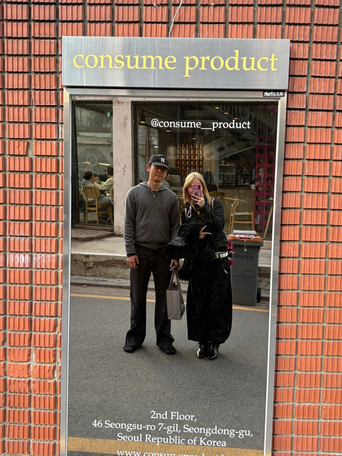 &Aacute;nh v&agrave; Sun-jae chụp ảnh chung tại H&agrave;n Quốc. Ảnh: NVCC