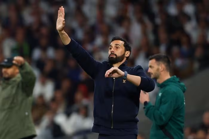 Áo khoác 2.200 euro của Alvaro Arbeloa gây tranh cãi khi Real Madrid thua trận