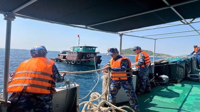 Chiến sĩ Hải quân chuẩn bị dây kéo hỗ trợ ngư dân