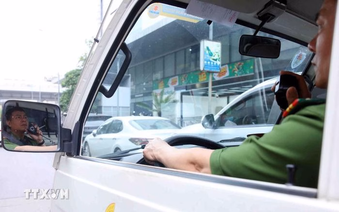 Công an phường Phương Liệt nhắc nhở đỗ xe sai quy định