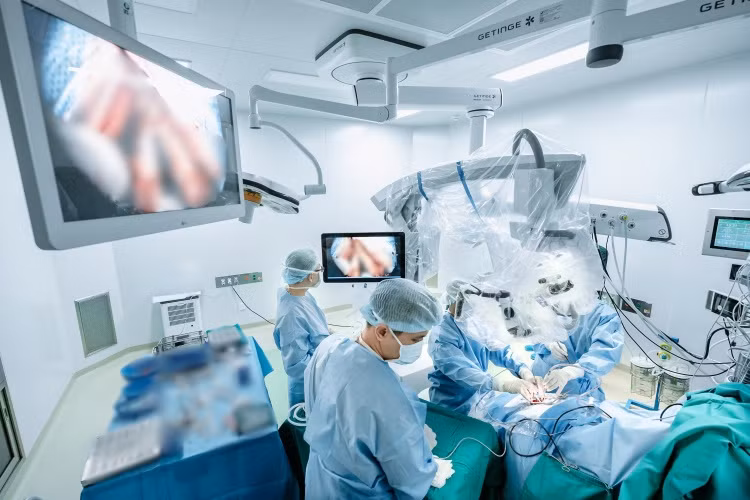 Hệ thống k&iacute;nh vi phẫu Zeiss Kinevo 900 hiện đại tại bệnh viện