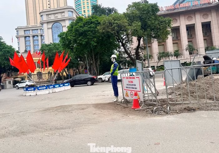 C&ocirc;ng nh&acirc;n đang thực hiện th&aacute;o dỡ r&agrave;o chắn tại tuyến L&yacute; Th&aacute;i Tổ - Ng&ocirc; Quyền