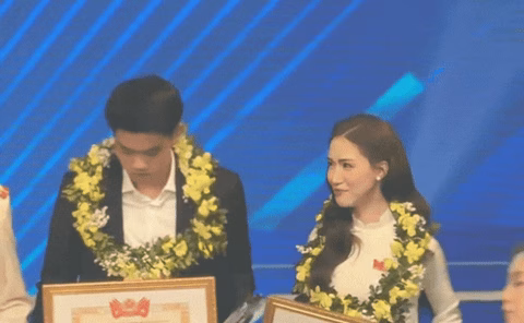 Đ&igrave;nh Bắc ngại ng&ugrave;ng b&ecirc;n cạnh H&ograve;a Minzy