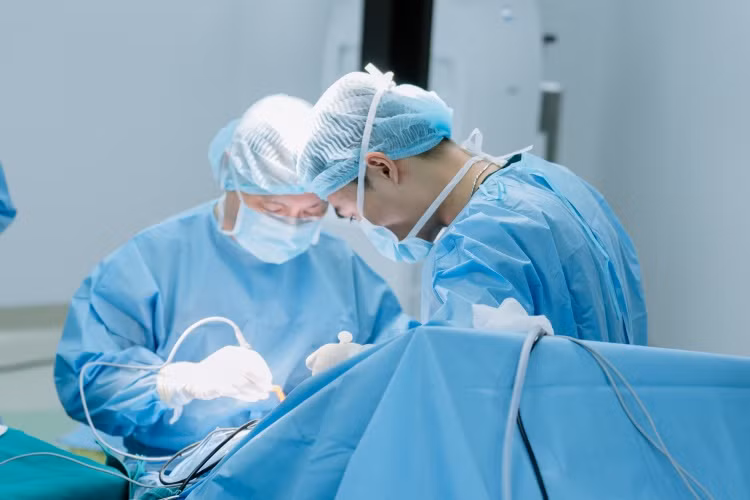 PGS.TS.BS Ng&ocirc; Mạnh H&ugrave;ng v&agrave; ekip trong qu&aacute; tr&igrave;nh phẫu thuật