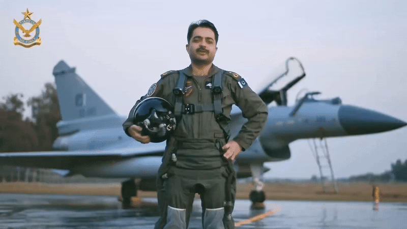 Động cơ v&agrave; khả năng bay của J-10