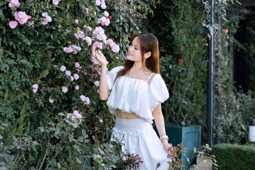 Du kh&aacute;ch check-in tại vườn hồng Rosa. Ảnh: Sun Group