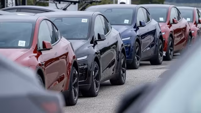 Giá dầu 100 USD: Cú hích thực tế hay rào cản cho kỷ nguyên xe điện?