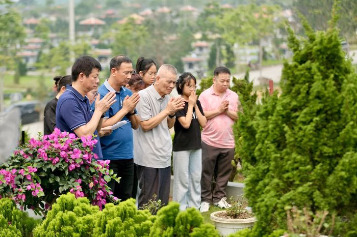 Gia đình dâng hương tưởng nhớ tổ tiên tại Lạc Hồng Viên