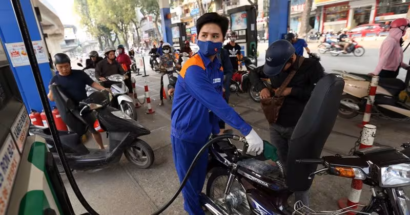 Giá xăng dầu đảo chiều giảm mạnh: Tin vui cho người tiêu dùng Việt