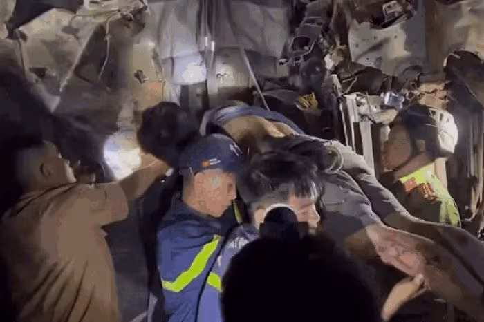 Giải cứu nghẹt thở tài xế mắc kẹt dưới vực sâu 80m tại Tuyên Quang