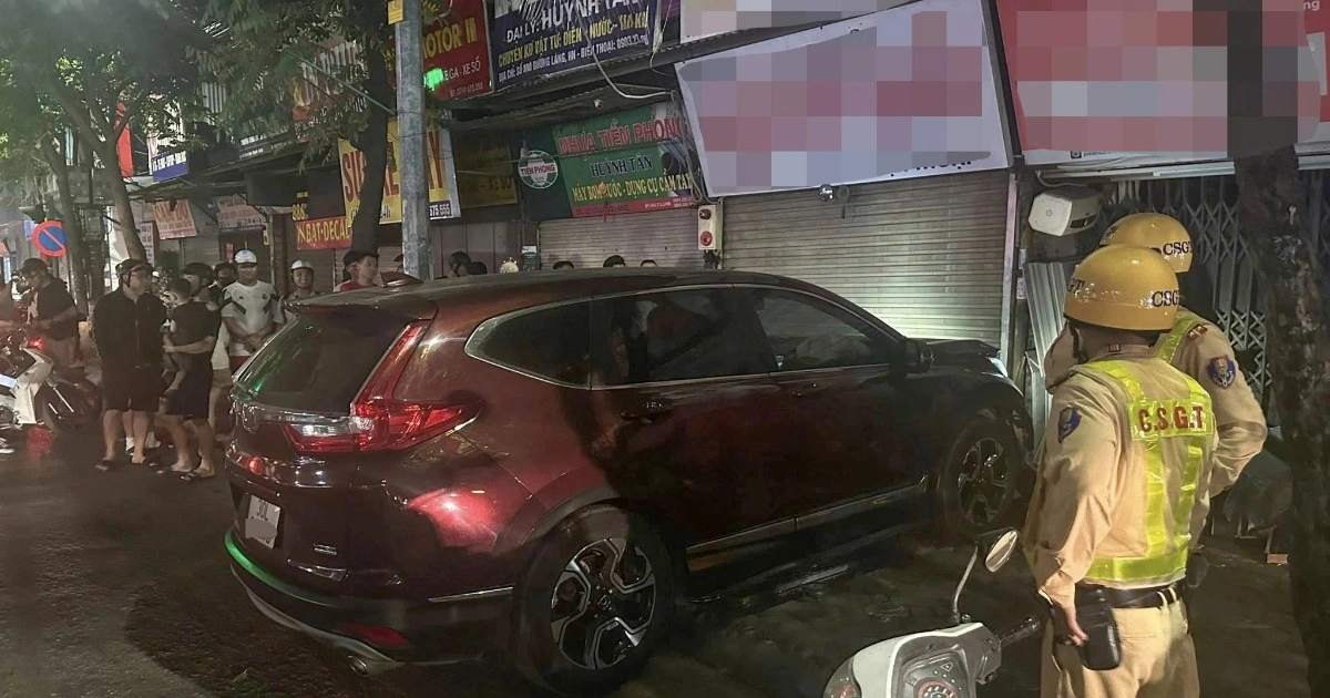 Hà Nội: Tài xế nồng độ cồn kịch khung lao ô tô vào tiệm cầm đồ