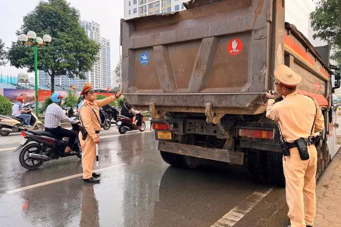Hà Nội xử lý hơn 900 xe tải vi phạm: Siết chặt kiểm soát vận tải