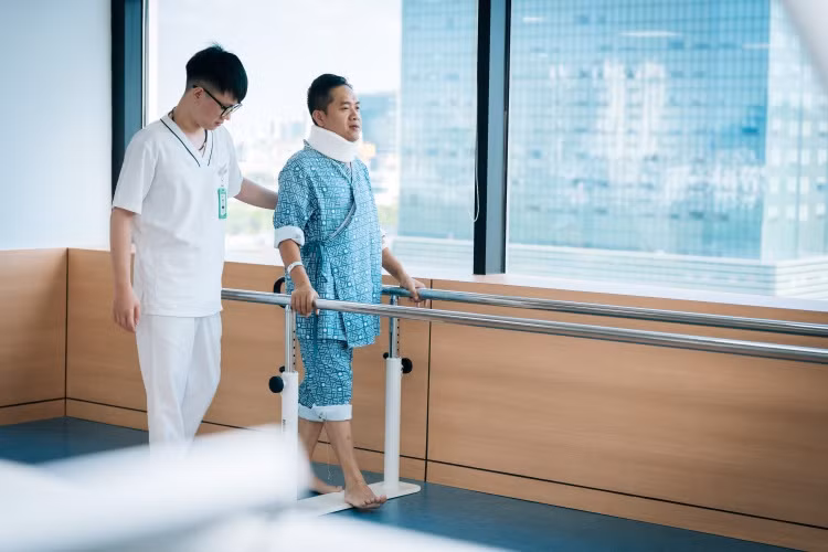 Bệnh nh&acirc;n tập phục hồi chức năng sau mổ