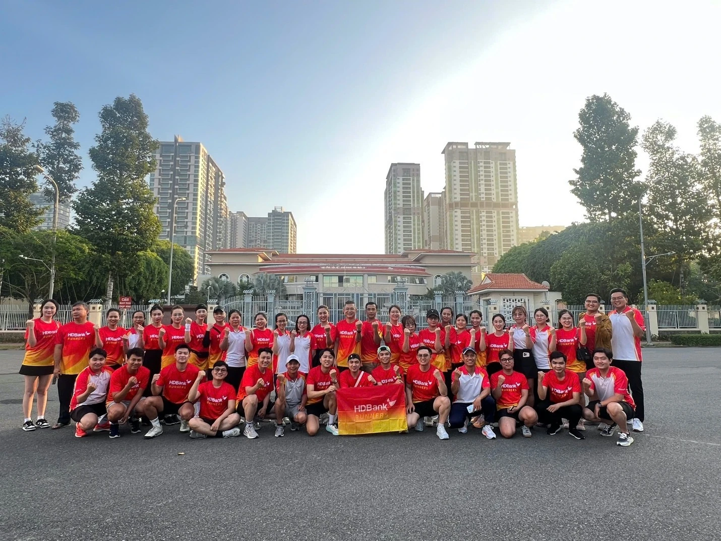 HDBank Runners hỗ trợ nhau tr&ecirc;n đường chạy