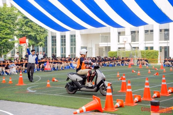 H&igrave;nh ảnh thực h&agrave;nh giao th&ocirc;ng