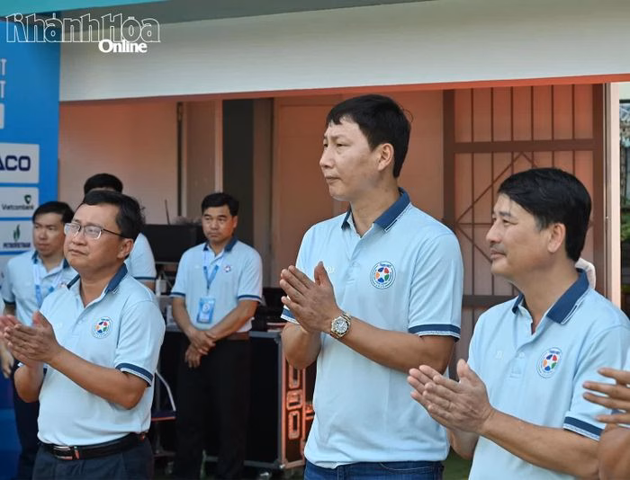 HLV Kim Sang-sik dự kh&aacute;n giải đấu