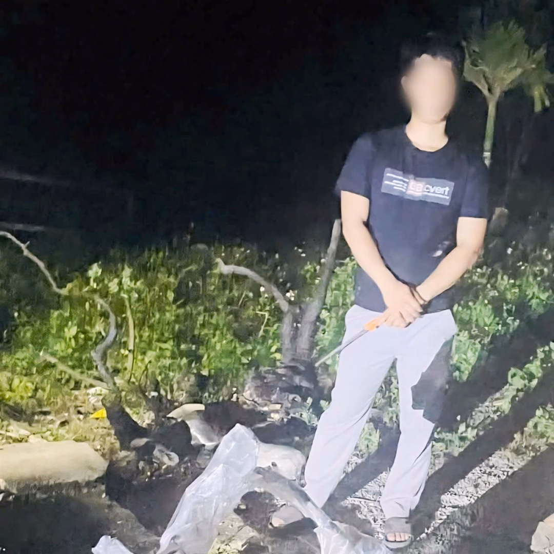 Hồ C&ocirc;ng H. c&ugrave;ng tang vật tại hiện trường vụ khai th&aacute;c c&acirc;y muội hồng tr&aacute;i ph&eacute;p