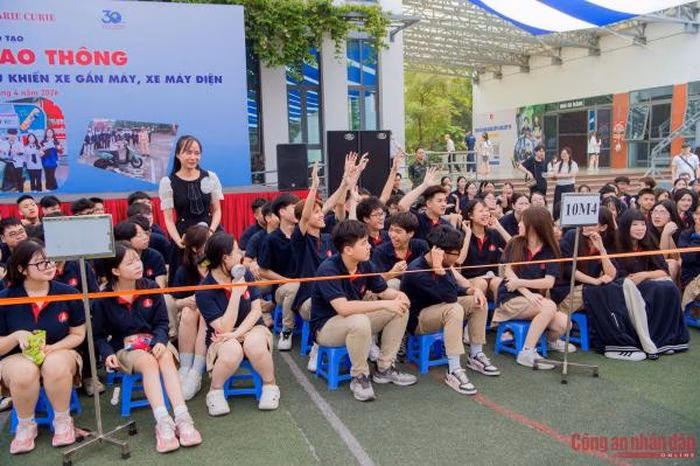 Học sinh h&agrave;o hứng thực h&agrave;nh l&aacute;i xe