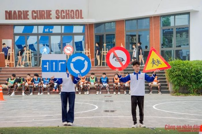 Học sinh học về Luật Trật tự an to&agrave;n giao th&ocirc;ng đường bộ