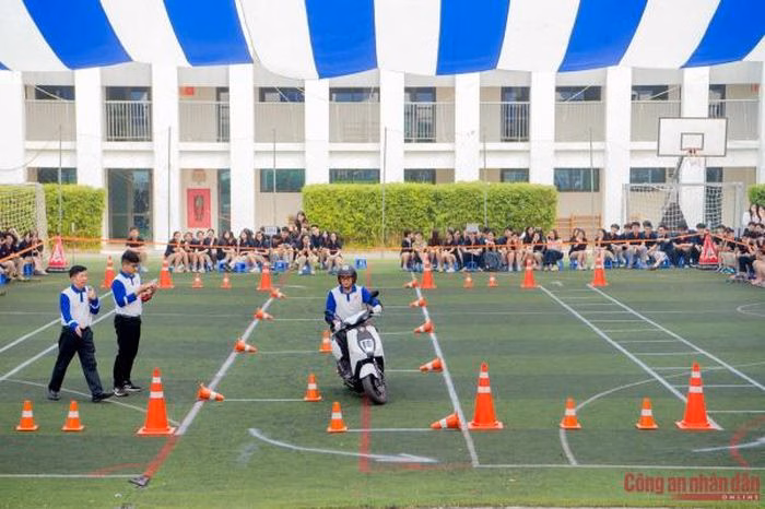 Học sinh THPT Marie Curie tham gia buổi tuy&ecirc;n truyền giao th&ocirc;ng