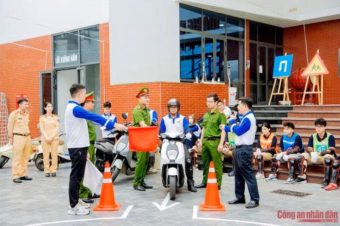 Học sinh thực h&agrave;nh kỹ năng l&aacute;i xe m&aacute;y an to&agrave;n