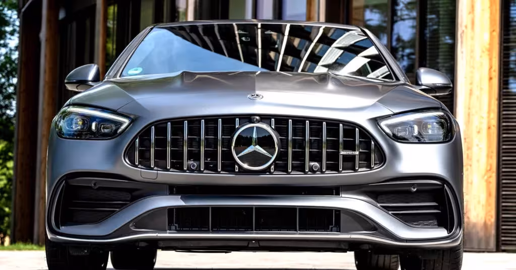 Hy hữu: Nữ chủ nhân Mercedes-Benz C300 bắt quả tang nhân viên đại lý đi ‘nhậu’