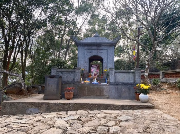 Khu lăng mộ B&agrave; Triệu giản dị tr&ecirc;n n&uacute;i T&ugrave;ng