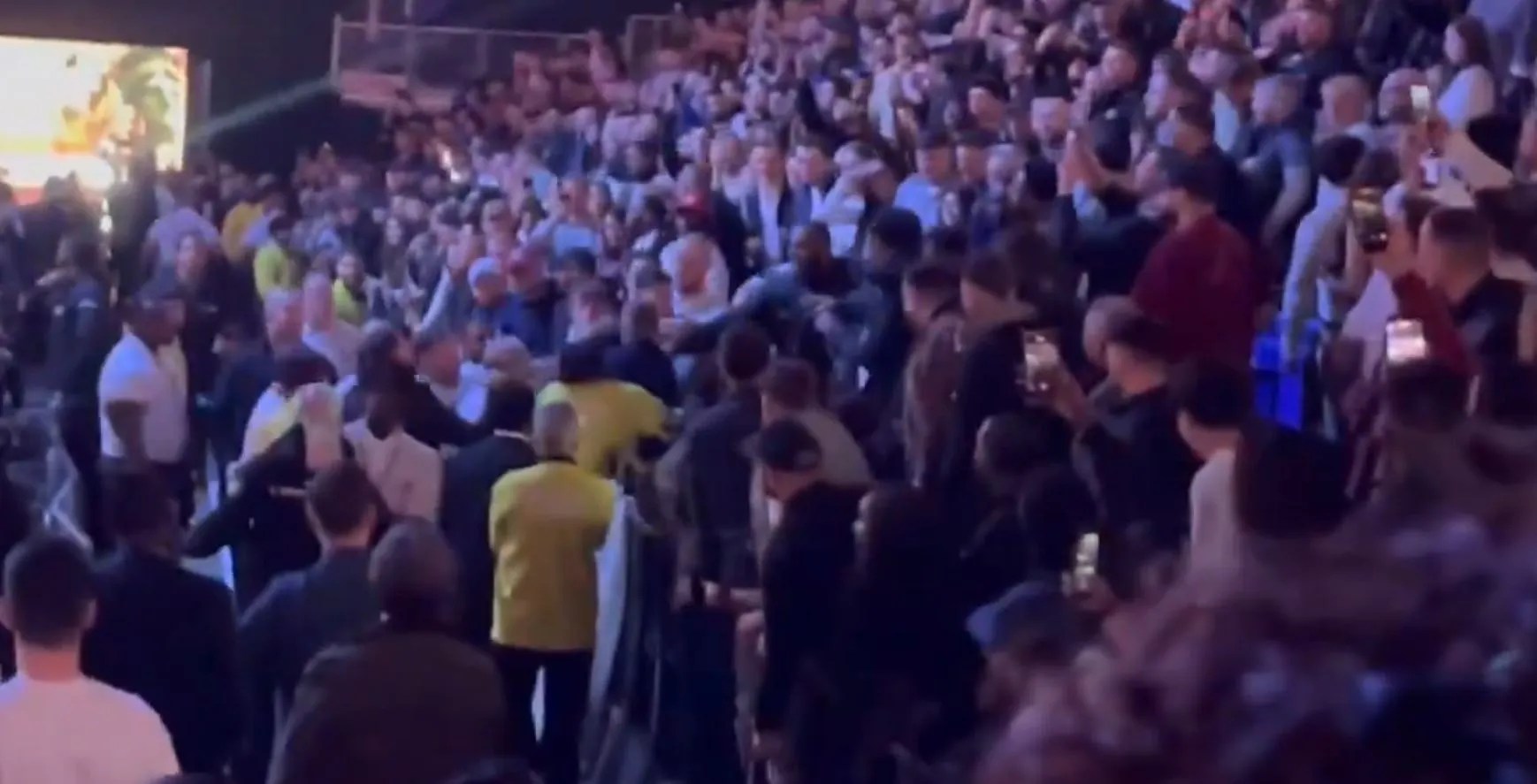 Khung cảnh hỗn loạn của c&aacute;c kh&aacute;n giả tại nh&agrave; thi đấu O2 Arena